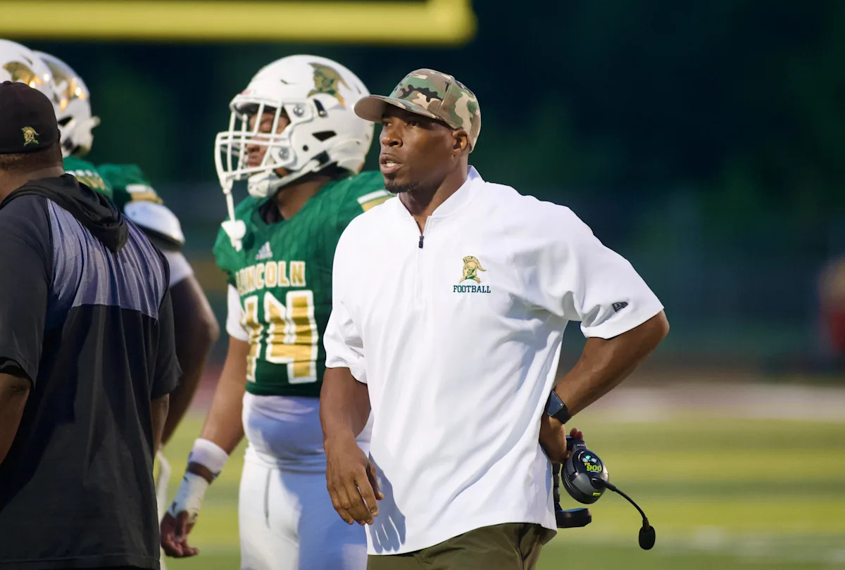 FHSAA - 林肯中学足球招募官因{FHSAA}规则违规被暂停职务